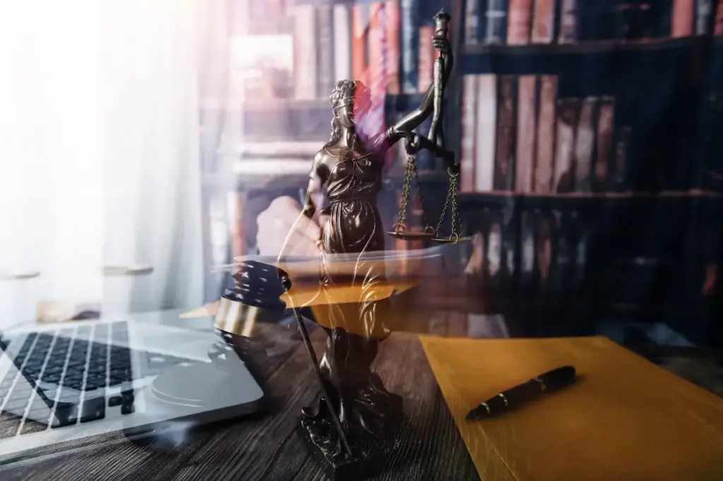 Compara abogado particular y estudio jurídico en Chile: ventajas, desventajas, costos, seguimiento del caso y cuándo conviene cada opción.